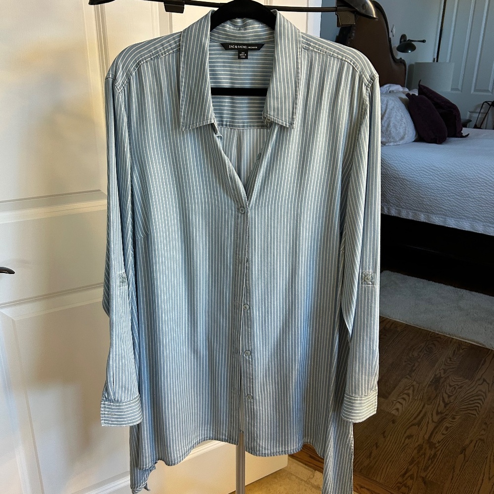 Zac & Rachel Women Blue and White striped Tunic top.  Size 2X